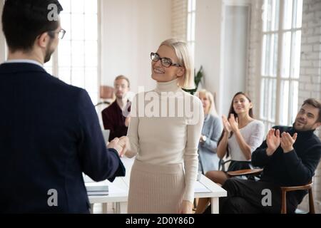 Männliche CEO Handshake weibliche Kollegen Begrüßung mit Förderung Stockfoto