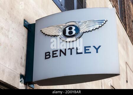 London, UK, April 1, 2012 : Bentley Schild Werbung Logo in ihrem Auto Showroom Händler ein Geschäft Verkauf Luxus-VARs und SUVs Stock Photo Bild Stockfoto