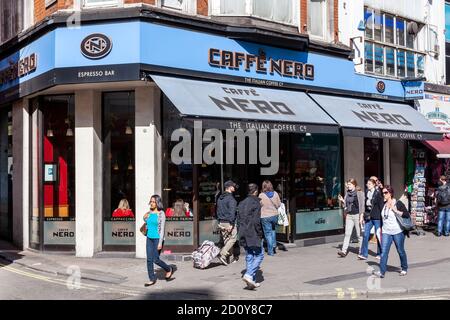 London, UK, April 1, 2012 : Caffe Nero Logo Werbeschild hängend vor einem Kaffeehaus Einzelhandel Business-Restaurant in der Innenstadt Stock Foto Stockfoto