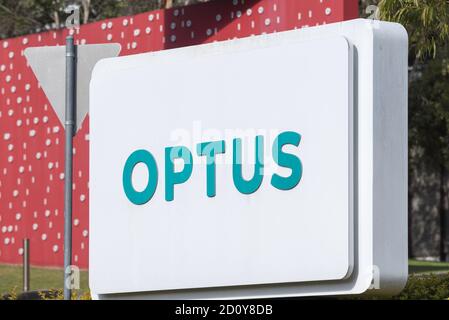 Schilder und das Logo auf der Außenseite der Büros von Optus im Vorort Macquarie Park in Sydney, New South Wales, Australien Stockfoto