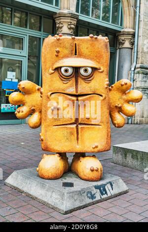 Bernd das Brot ist eine Figur aus dem Kinderfernsehkanal KiKA. Es ist ein sprechender und meist deprimierter Weißbrot mit sehr kurzen Armen. Stockfoto