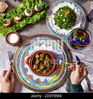 Frau, die Dolma isst, aserbaidschanische Mahlzeit, Blick von oben Stockfoto