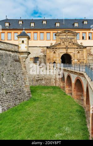 Das ehemalige Kommandantenhaus mit Peterstor befindet sich auf dem Peterberg. Die barocke Zitadelle befindet sich in Erfurt, Thüringen, Deutschland, Europa Stockfoto