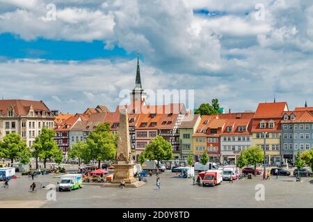 Blick vom Domberg auf die Ostseite des Domplatzes mit seinen historischen Häusern, Erfurt, Thüringen, Deutschland, Europa Stockfoto