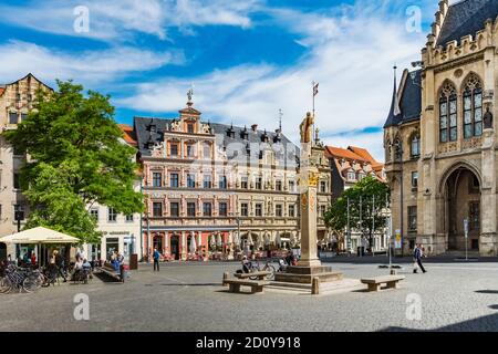 Auf dem Fischmarkt befinden sich die Gebäude des Rathauses (rechts) und des "Haus zum Breiten Herd" (links), Erfurt, Thüringen, Deutschland, Europa Stockfoto