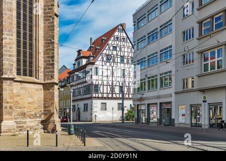 Das historische Fachwerkhaus an der Ecke Johannesstraße, Kraempferstraße liegt in der Altstadt von Erfurt, Thüringen, Deutschland, Europa Stockfoto