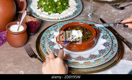 Frau, die Dolma isst, aserbaidschanische Mahlzeit, Blick von oben Stockfoto