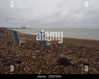 Sheerness, Kent, Großbritannien. Oktober 2020. UK Weather: Zwei verlassene Klappstühle sehen ein bisschen aus wie eine konzeptuelle Kunstinstallation an einem grauen und nassen Oktobermorgen in Sheerness, Kent. Kredit: James Bell/Alamy Live Nachrichten Stockfoto