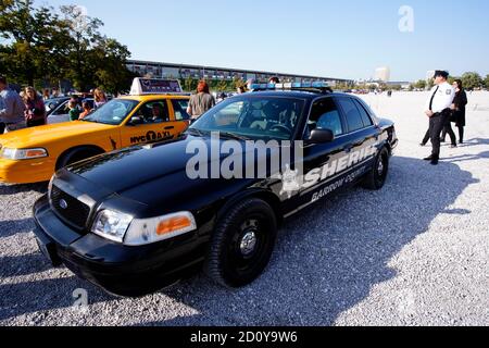 Warschau, Pl. Oktober 2020. Ein Ford Crown Victoria Interceptor ist während der American Police Car Parade in Warschau, Polen am 3. Oktober 2020 zu sehen. Am Samstag versammelten sich in enthousiasts mit ihren amerikanischen Polizeiautos, gut aus Filmen kennen, um sie auszustellen und in einer Parade durch die Stadt zu fahren. (Foto von Jaap Arriens/Sipa USA) Quelle: SIPA USA/Alamy Live News Stockfoto