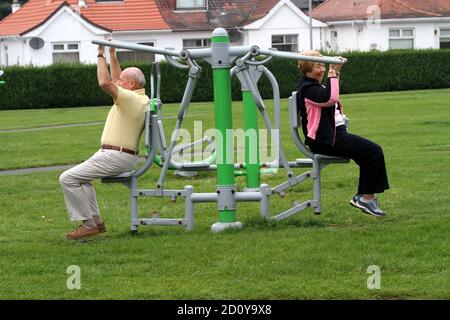 Ayr, Ayrshire, Scotland, 3 Sep 2014 : Senioren im Ruhestand benutzen die Übungsgeräte im Newton Park, Ayr Stockfoto