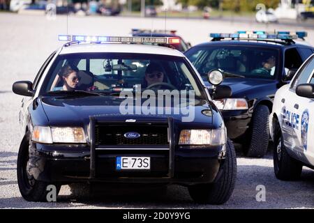 Warschau, Pl. Oktober 2020. Am 3. Oktober 2020 starten Polizeiautos auf der American Police Car Parade in Warschau, Polen. Am Samstag versammelten sich in enthousiasts mit ihren amerikanischen Polizeiautos, gut aus Filmen kennen, um sie auszustellen und in einer Parade durch die Stadt zu fahren. (Foto von Jaap Arriens/Sipa USA) Quelle: SIPA USA/Alamy Live News Stockfoto