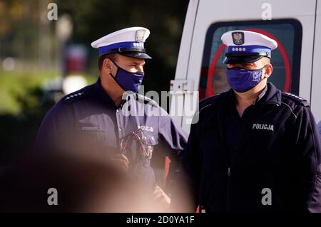 Warschau, Pl. Oktober 2020. Polnische Polizisten werden am 3. Oktober 2020 in Warschau mit Gesichtsmasken gesehen. Am Samstag versammelten sich in enthousiasts mit ihren amerikanischen Polizeiautos, gut aus Filmen kennen, um sie auszustellen und in einer Parade durch die Stadt zu fahren. (Foto von Jaap Arriens/Sipa USA) Quelle: SIPA USA/Alamy Live News Stockfoto