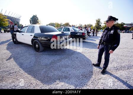 Warschau, Pl. Oktober 2020. Ein als amerikanischer Polizist gekleideter Mann wird am 3. Oktober 2020 bei der American Police Car Parade in Warschau, Polen, gesehen. Am Samstag versammelten sich in enthousiasts mit ihren amerikanischen Polizeiautos, gut aus Filmen kennen, um sie auszustellen und in einer Parade durch die Stadt zu fahren. (Foto von Jaap Arriens/Sipa USA) Quelle: SIPA USA/Alamy Live News Stockfoto