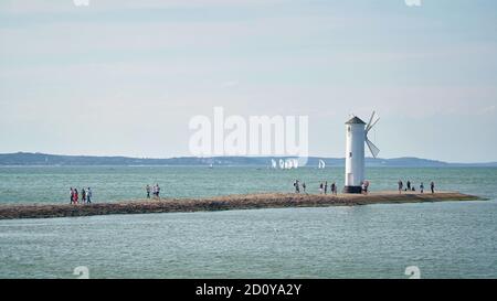 Das Windmühlenfeuer am Ufer der Ostseeküste, das Symbol der Stadt Swinoujscie Stockfoto