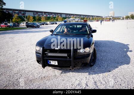 Warschau, Pl. Oktober 2020. Ein Mann fährt einen Dodge Charger während der American Police Car Parade in Warschau, Polen am 3. Oktober 2020. Am Samstag versammelten sich in enthousiasts mit ihren amerikanischen Polizeiautos, gut aus Filmen kennen, um sie auszustellen und in einer Parade durch die Stadt zu fahren. (Foto von Jaap Arriens/Sipa USA) Quelle: SIPA USA/Alamy Live News Stockfoto