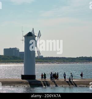 Das Windmühlenfeuer am Ufer der Ostseeküste, das Symbol der Stadt Swinoujscie Stockfoto