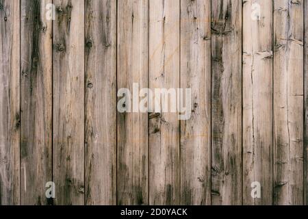 Textur von vertikalen grau-braunen dunklen Holzplanken. Stockfoto
