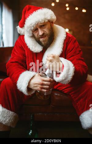 Bad Santa claus Feiern sie weihnachten mit Flasche Stockfoto