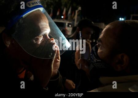 ERUSALEM, ISRAEL - 03. OKTOBER: Ein Pro-Netanjahu-Gegenprotegter ruft "linker Verräter", während er ein Handy hält und einem Anti-Netanjahu-Demonstranten während einer Demonstration vor dem offiziellen Wohnsitz des Premierministers gegenübertritt, trotz einer landesweiten Sperre, die darauf abzielt, die Coronavirus-Pandemie am 03. Oktober 2020 in Jerusalem, Israel, einzudämmen. Das israelische parlament hat letzte Woche ein Gesetz verabschiedet, das Demonstrationen als Teil eines mit dem Coronavirus in Verbindung stehenden Ausnahmezustands einschränkt. Kritiker sagen, dass es darauf abzielt, Proteste gegen Netanjahu wegen seiner Anklageschrift wegen Korruptionsvorwürfen zum Schweigen zu bringen Stockfoto