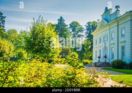 Einzigartige Landschaft, Herrenhaus und Park Ensemble mit beeindruckenden Stil Interiors. Uzutrakis Manor Estate Stockfoto