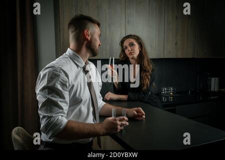 Junge romantische Paar feiern mit Gläsern Wein, gemütliche Atmosphäre, Urlaub und Genuss-Konzept Stockfoto