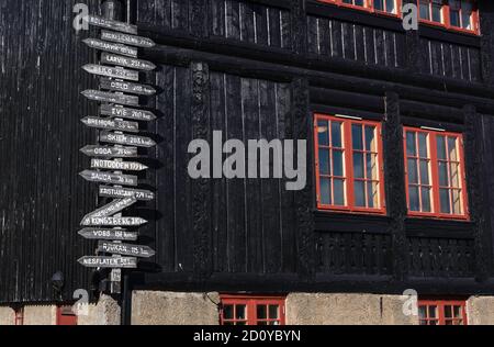 Wegweiser in Haukeliseter Fjellstue, Vinije, Telemark, Norwegen HAUKELISITER, NORWEGEN - 16. AUGUST 2020: Wegweiser in Haukeliseter Fjellstue Stockfoto