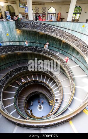 Die moderne Doppelhelix-Treppe, bekannt als Bramante-Treppe mit reich verzierten Balustrade von Giuseppe Momo im Jahr 1932 im Vatikanischen Museum entworfen Stockfoto