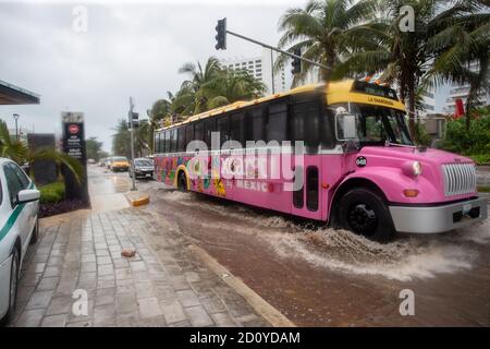 Mexiko-Stadt, Mexiko. Oktober 2020. CANCUN, MEXIKO - 3. OKTOBER: Ein Bus wird während des tropischen Sturms Gamma gesehen, der in Tulum landettete, der mehrere Schäden durch anhaltende Regenfälle und Überschwemmungen in verschiedenen Teilen von Quintana Roo verursachte. Red Alert wurde in mehreren Gemeinden der mexikanischen Karibik erklärt, so dass die Behörden Unterkünfte für Menschen in gefährdeten Situationen ermöglichten. Am 3. Oktober 2020 in Cancun, Mexiko Credit: The Photo Access/Alamy Live News Stockfoto