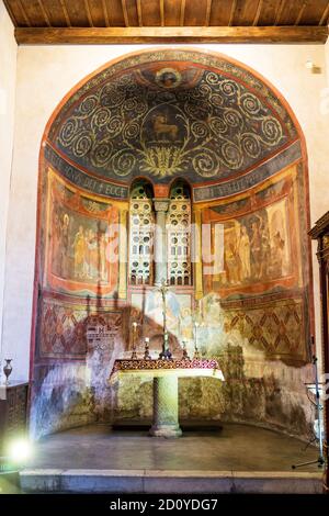 Die rechte Apsis mit Altar und Fresken aus dem 19. Jahrhundert mit Szenen aus dem Leben des hl. Johannes des Täufers, der Kirche Santa Maria in Cosmedin, Rom.