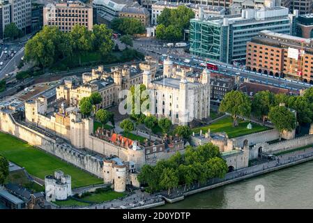 Eine erhöhte Ansicht des Tower of London, London, England Stockfoto