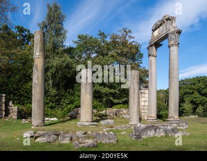 Teil der Leptis Magna Ruinen, Virginia Wasser in Surrey, England. Stockfoto