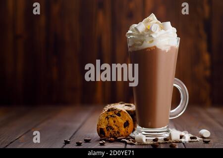 Frappe mit Schlagsahne Stockfoto