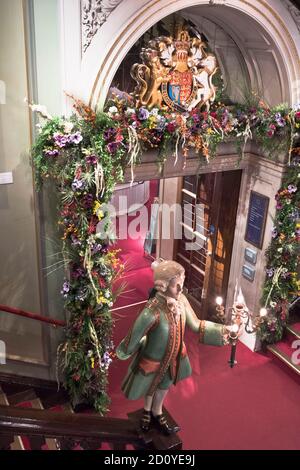 dh Piccadilly City Shops FORTNUM UND MASON LONDON ENGLAND Großbritannien Vornehme Kaufhauseinfahrt zum Luxusladen in Gebäuden Stockfoto