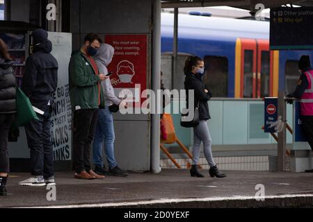 London, Großbritannien. Oktober 2020. Nieseln Sie am Bahnhof Clapham Junction. Kredit: Liam Asman/Alamy Live Nachrichten Stockfoto