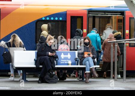 London, Großbritannien. Oktober 2020. Nieseln Sie am Bahnhof Clapham Junction. Kredit: Liam Asman/Alamy Live Nachrichten Stockfoto