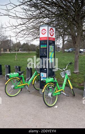 dh Electric mieten Fahrräder Station HYDE PARK LONDON ENGLAND Großbritannien Lime E Bike Park Fahrräder zu mieten eBikes grün Fahrrad eBike Fahrräder Stockfoto