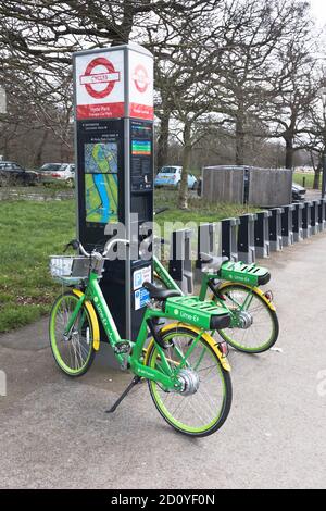 dh Electric mieten Fahrräder Station HYDE PARK LONDON ENGLAND Großbritannien Lime E Bike Park Fahrräder zu mieten ebikes Fahrrad e-bike Stockfoto