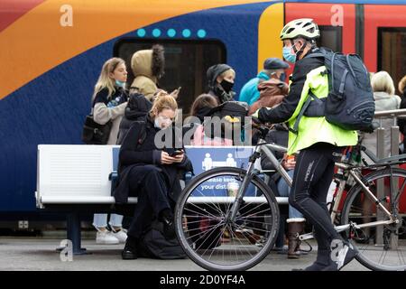 London, Großbritannien. Oktober 2020. Nieseln Sie am Bahnhof Clapham Junction. Kredit: Liam Asman/Alamy Live Nachrichten Stockfoto