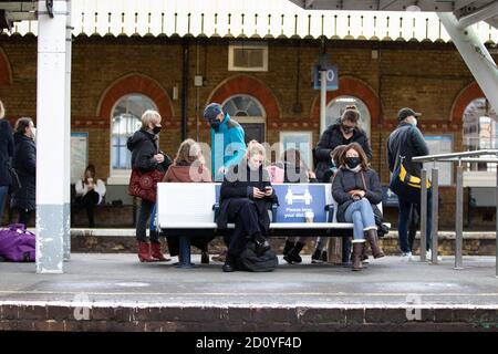 London, Großbritannien. Oktober 2020. Nieseln Sie am Bahnhof Clapham Junction. Kredit: Liam Asman/Alamy Live Nachrichten Stockfoto