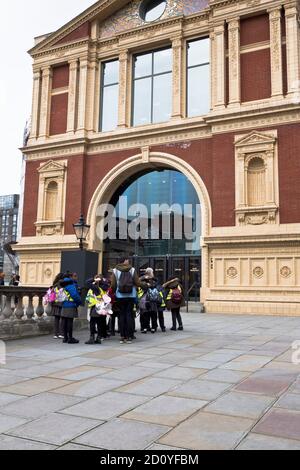 dh Royal albert Hall KENSINGTON GORE LONDON Besuchergruppe von Schule Kinder zu historischen Gebäude Schulen Ausflug Schulkinder england großbritannien Stockfoto