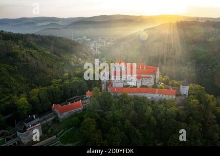 Pernstejn Burg Bernstein ist eine Burg auf einem Felsen über dem Dorf Nedvedice, nordwestlich von Brno, bekannt als die Marmorburg wegen der m Stockfoto