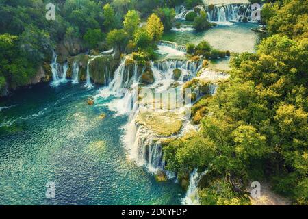 Erstaunliche Wasserfälle im Krka Nationalpark in Kroatien, schöne Landschaft, Reise Attraktion, Sommer touristische Konzept Stockfoto