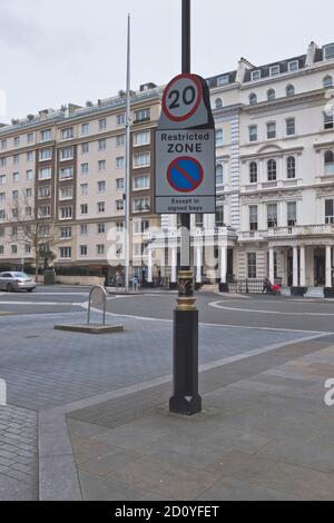 dh KENSINGTON LONDON ENGLAND UK 20 mph Geschwindigkeitsbegrenzungszeichen Parkplätze Sperrzone Schild Beschränkungsschilder Stockfoto