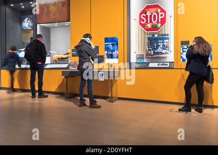 dh SCIENCE MUSEUM LONDON Menschen an selbst fahrlosen Auto-Technologie Display innerhalb england gb Stockfoto