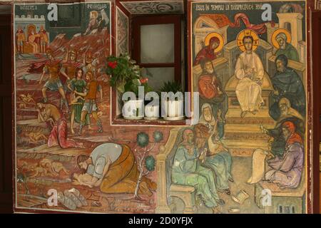 Kloster Kaldarusani, Kreis Ilfov, Rumänien. Fresken mit dem Jungen Jesus im Tempel (rechts) und dem Massaker der Unschuldigen (links) Stockfoto