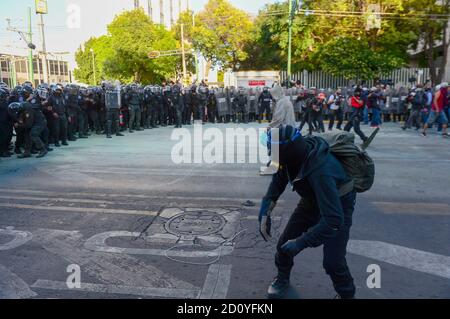 MEXIKO-STADT, MEXIKO - 2. OKTOBER: Ein Anarchist nimmt an den Unruhen Teil, um des 52. Jahrestages des Massakers an Studenten in Tlatelolco zu gedenken. Am 2. Oktober 2020 in Mexiko-Stadt, Mexiko. Am 2. Oktober wurden 1968 Studenten getötet, während sie auf der Plaza de las Tres Culturas gegen den mexikanischen Präsidenten Gustavo Diaz Ordaz protestierten Stockfoto