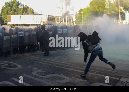 MEXIKO-STADT, MEXIKO - 2. OKTOBER: Ein Anarchist nimmt an den Unruhen Teil, um des 52. Jahrestages des Massakers an Studenten in Tlatelolco zu gedenken. Am 2. Oktober 2020 in Mexiko-Stadt, Mexiko. Am 2. Oktober wurden 1968 Studenten getötet, während sie auf der Plaza de las Tres Culturas gegen den mexikanischen Präsidenten Gustavo Diaz Ordaz protestierten Stockfoto