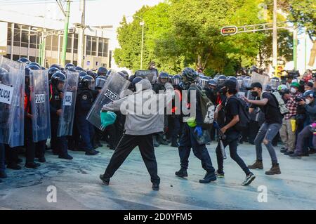 MEXIKO-STADT, MEXIKO - 2. OKTOBER: Ein Anarchist nimmt an den Unruhen Teil, um des 52. Jahrestages des Massakers an Studenten in Tlatelolco zu gedenken. Am 2. Oktober 2020 in Mexiko-Stadt, Mexiko. Am 2. Oktober wurden 1968 Studenten getötet, während sie auf der Plaza de las Tres Culturas gegen den mexikanischen Präsidenten Gustavo Diaz Ordaz protestierten Stockfoto