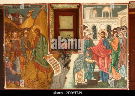 Kloster Kaldarusani, Kreis Ilfov, Rumänien. Fresken, die Jesus die verkrüppelte Frau heilen (rechts) und Johannes der Täufer predigen (links). Stockfoto