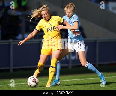 Tottenham Hotspur's Gemma Davison (links) und Esme Morgan von Manchester City kämpfen im Academy Stadium, Manchester, um den Ball während des Barclays FA Women's Super League-Spiels. Stockfoto